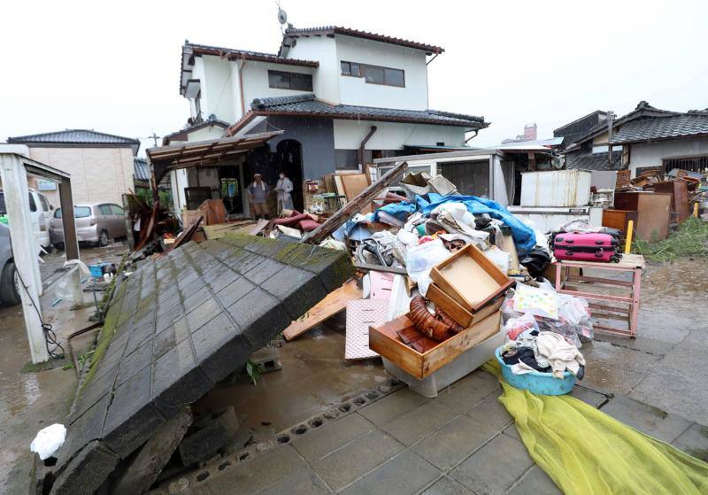 Las fuertes inundaciones en la región de región de Kumamoto devasta esta zona japonesa donde los equipos de rescate todavía buscan supervivientes entre el terreno afectado por los desprendimientos. Mientras, los habitantes de la zona han sido evacuados a centros improvisados donde la desolación se ve intensificada por la distancia social impuesta por la pandemia del coronavirus.
