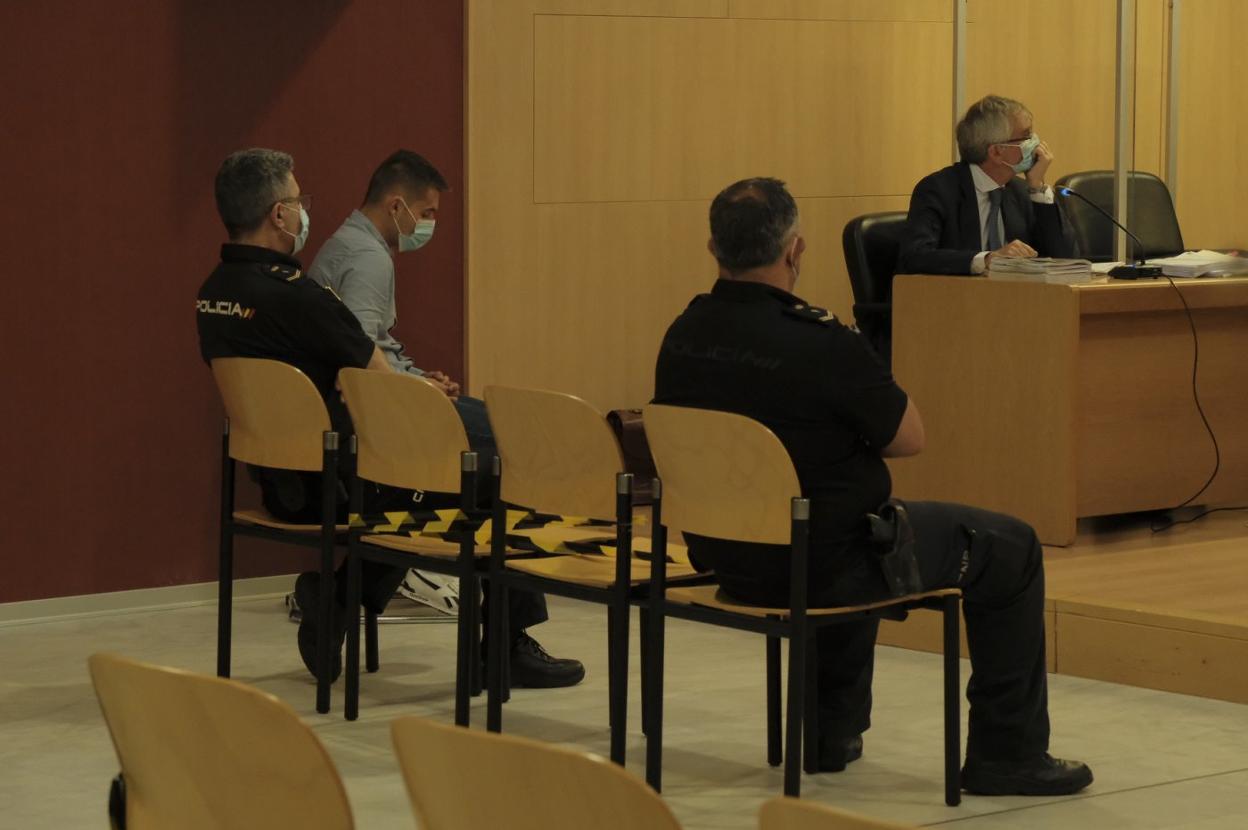 Brayan Tuero, cabizbajo, sentado en el banquillo de los acusados. 