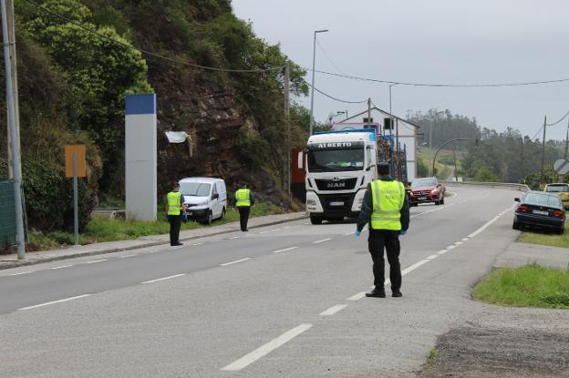 Control de la Guardia Civil en la N-640 que une Galicia con la localidad de Vegadeo. 