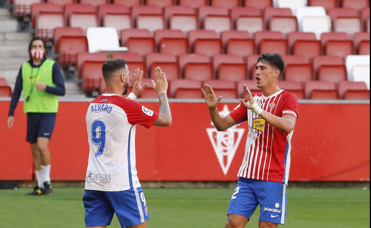 Unai Medina, en la ejecución del gol que adelantó al Sporting.