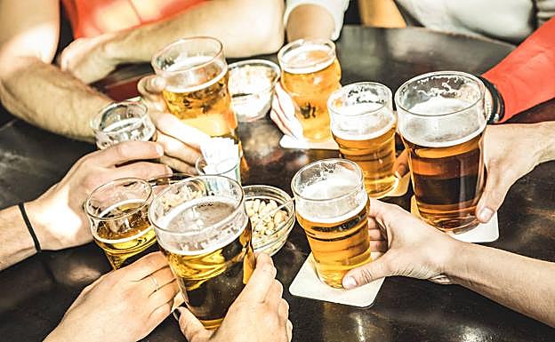 Sanidad avisa: «Beber alcohol debilita el sistema inmune e incrementa el riesgo de contraer coronavirus»