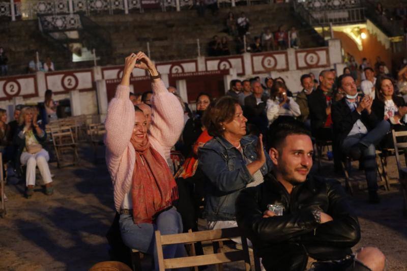 El artista actuó en la plaza de toros de El Bibio en Gijón ofreciendo un recital en el que el cantaor trató de paliar con su cercanía la distancia social impuesta por la pandemia del coronavirus.