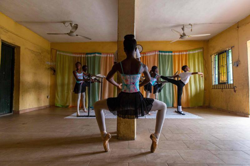 El arte de la danza no entiende de nivel adquisitivo. Por eso, en 2017 abrió sus puertas 'Leap of Dance Academy' en Lagos (Nigeria), una escuela de ballet en un distrito pobre de la extensa ciudad de Lagos, que tiene como objetivo llevar la danza clásica a niños desfavorecidos en el país más poblado de África. La escuela es una creación del amante del ballet autodidacta Daniel Ajala y ahora la academia, que Ajala financia de su propio bolsillo, tiene 12 alumnos de entre 6 y 15 años. Las lecciones son gratuitas y se proporcionan zapatos y kits a los niños, la mayoría de los cuales nunca había oído hablar del ballet antes de involucrarse.