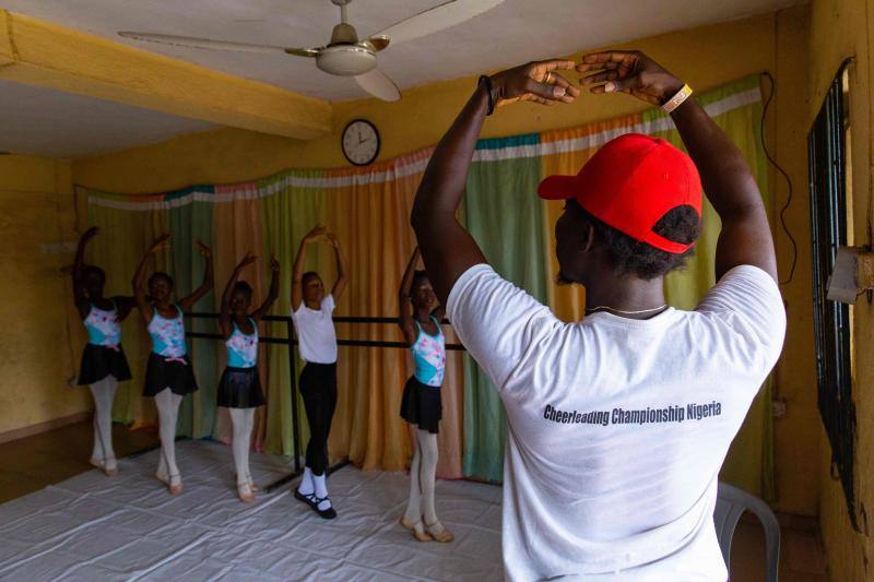 El arte de la danza no entiende de nivel adquisitivo. Por eso, en 2017 abrió sus puertas 'Leap of Dance Academy' en Lagos (Nigeria), una escuela de ballet en un distrito pobre de la extensa ciudad de Lagos, que tiene como objetivo llevar la danza clásica a niños desfavorecidos en el país más poblado de África. La escuela es una creación del amante del ballet autodidacta Daniel Ajala y ahora la academia, que Ajala financia de su propio bolsillo, tiene 12 alumnos de entre 6 y 15 años. Las lecciones son gratuitas y se proporcionan zapatos y kits a los niños, la mayoría de los cuales nunca había oído hablar del ballet antes de involucrarse.