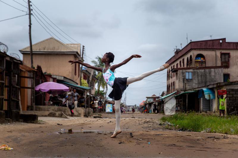 El arte de la danza no entiende de nivel adquisitivo. Por eso, en 2017 abrió sus puertas 'Leap of Dance Academy' en Lagos (Nigeria), una escuela de ballet en un distrito pobre de la extensa ciudad de Lagos, que tiene como objetivo llevar la danza clásica a niños desfavorecidos en el país más poblado de África. La escuela es una creación del amante del ballet autodidacta Daniel Ajala y ahora la academia, que Ajala financia de su propio bolsillo, tiene 12 alumnos de entre 6 y 15 años. Las lecciones son gratuitas y se proporcionan zapatos y kits a los niños, la mayoría de los cuales nunca había oído hablar del ballet antes de involucrarse.