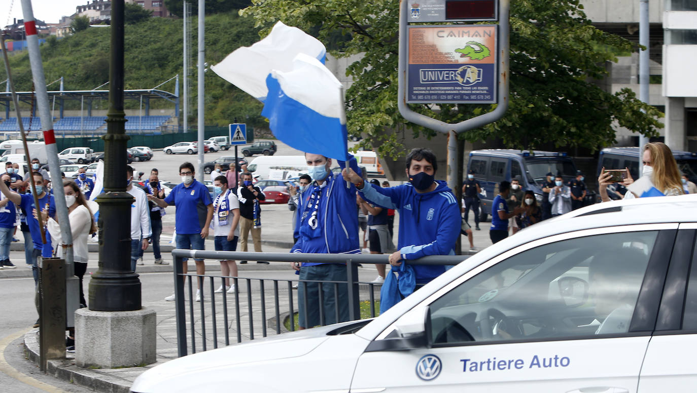 Los seguidores azules recibieron al equipo en los aledaños del Carlos Tartiere guardando distancias de seguridad y con mascarillas