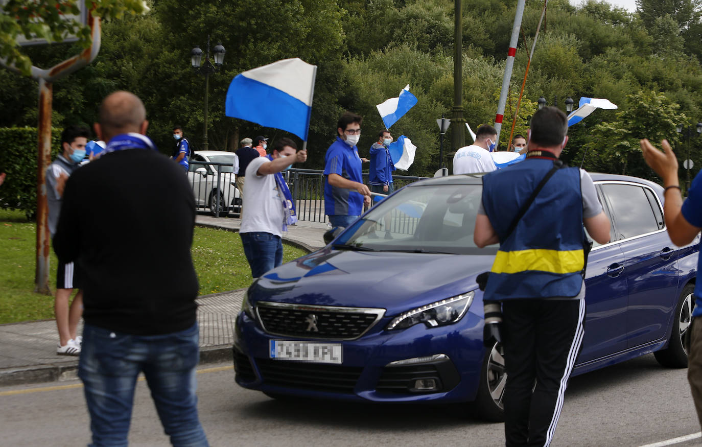 Los seguidores azules recibieron al equipo en los aledaños del Carlos Tartiere guardando distancias de seguridad y con mascarillas