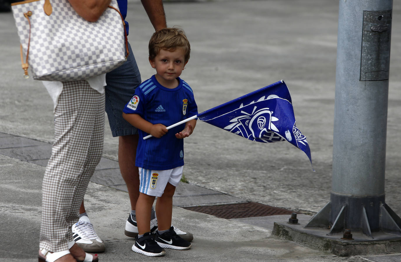 Los seguidores azules recibieron al equipo en los aledaños del Carlos Tartiere guardando distancias de seguridad y con mascarillas