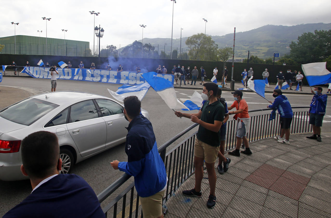 Los seguidores azules recibieron al equipo en los aledaños del Carlos Tartiere guardando distancias de seguridad y con mascarillas
