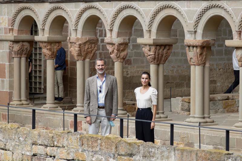 Don Felipe y doña Letizia iniciaron su periplo en Canarias como primer destino de su gira por todo el país tras el confinamiento. Después han viajado a Baleares, Andalucía, Castilla La-Macha, Comunidad Valenciana, a la Región de Murcia y a Aragón. Los Reyes visitarán todas las comunidades autónomas de España con el objetivo de apoyar al turismo después de la pandemia. 