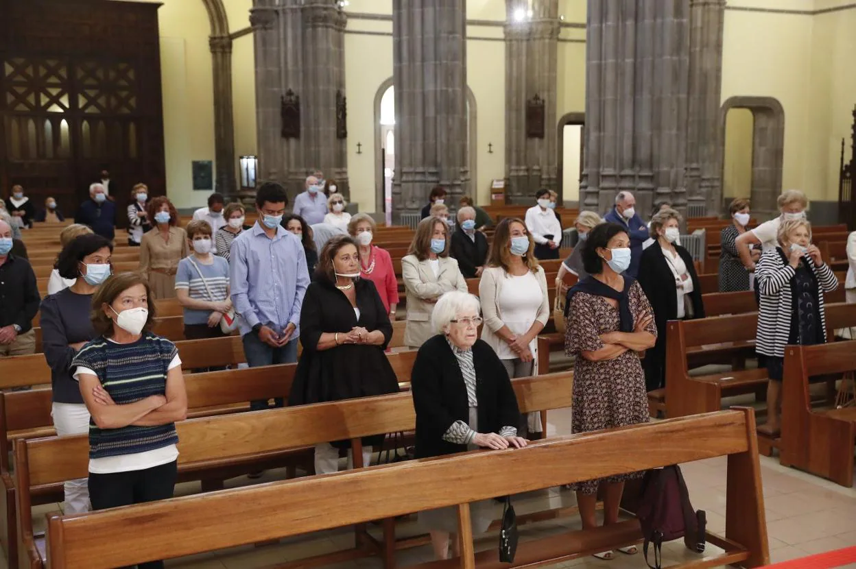 Familiares de la difunta en la iglesia de San Lorenzo. 