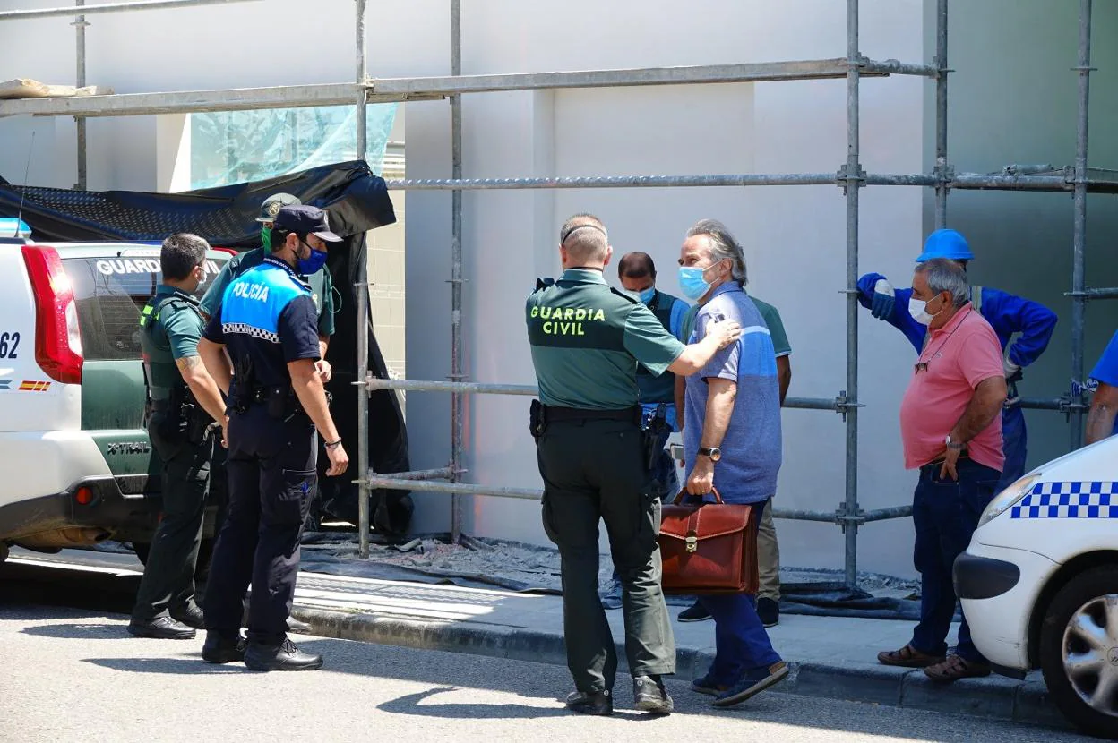 Agentes de Policía Local y Guardia Civil en el lugar del accidente, junto a los compañeros del fallecido. 