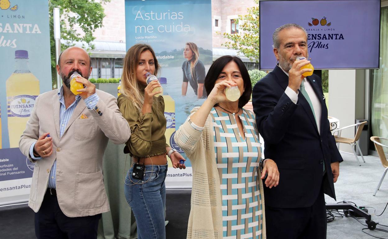 José Miguel Fernández, socio y copropietario de Fuensanta; Lucía Martiño, campeona de España de surf e imagen del nuevo refresco, y Esther Cueli y José Luis Fernández, directora general y presidente de la compañía.