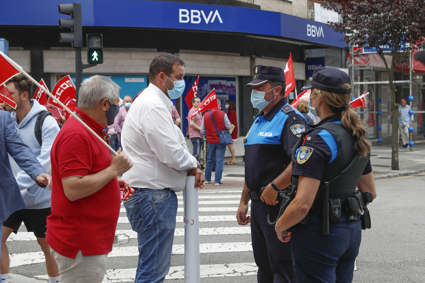 'Ni un muerto más'. Bajo este lema contra la siniestralidad laboral, los sindicatos UGT y CC OO se han concentrado este miércoles en Oviedo, donde han recordado a los once trabajadores fallecidos en Asturias en lo que va de año.