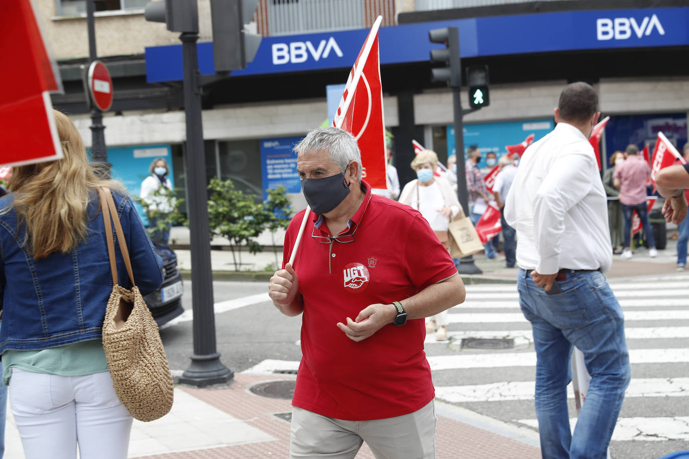 'Ni un muerto más'. Bajo este lema contra la siniestralidad laboral, los sindicatos UGT y CC OO se han concentrado este miércoles en Oviedo, donde han recordado a los once trabajadores fallecidos en Asturias en lo que va de año.