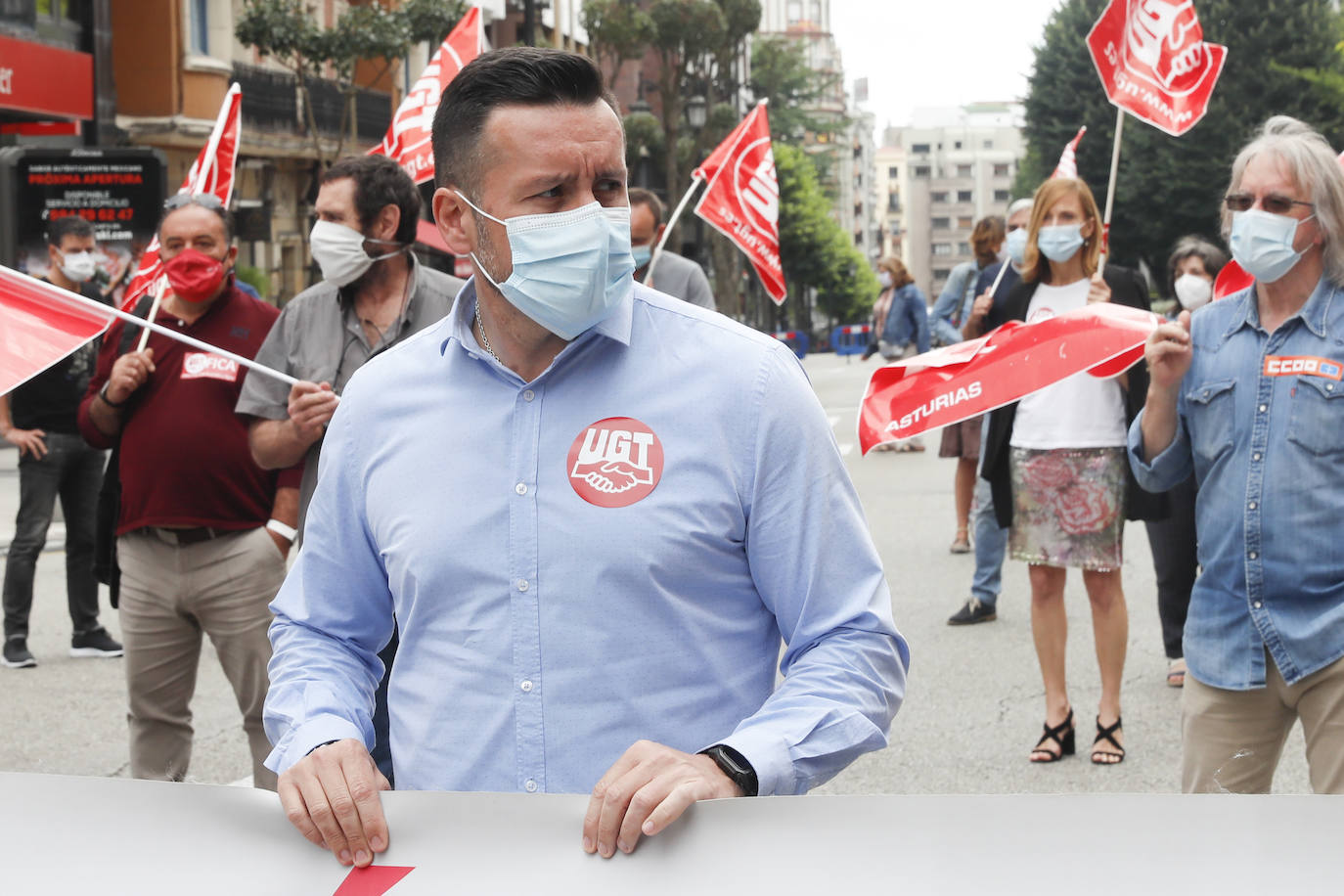 'Ni un muerto más'. Bajo este lema contra la siniestralidad laboral, los sindicatos UGT y CC OO se han concentrado este miércoles en Oviedo, donde han recordado a los once trabajadores fallecidos en Asturias en lo que va de año.