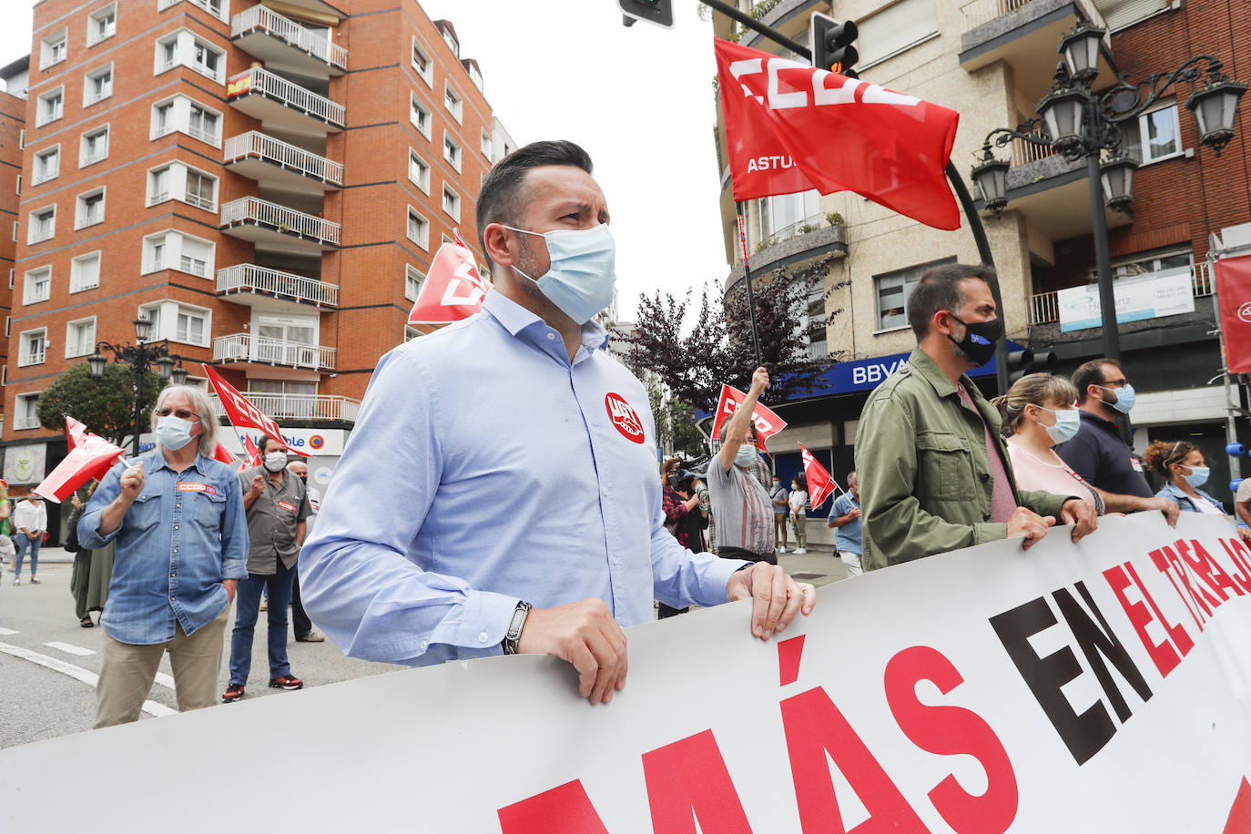 'Ni un muerto más'. Bajo este lema contra la siniestralidad laboral, los sindicatos UGT y CC OO se han concentrado este miércoles en Oviedo, donde han recordado a los once trabajadores fallecidos en Asturias en lo que va de año.