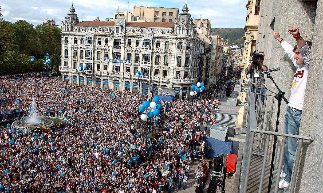22/10/2005 | Fernando Alonso agradece, desde un balcón en La Escandalera, a más de veinte mil aficionados su apoyo durante el campeonato de Fórmula 1, del que resultó campeón