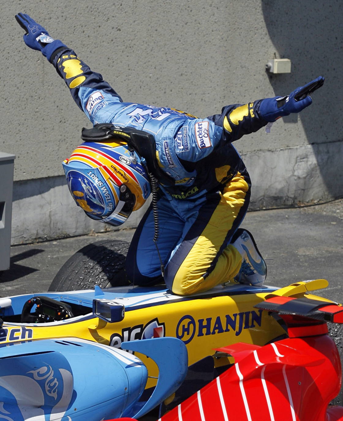 25/06/2006 | Fernando Alonso imita a un ave fénix sobre su Renault tras vencer en el Gran Premio de Canadá de Fórmula 1. 