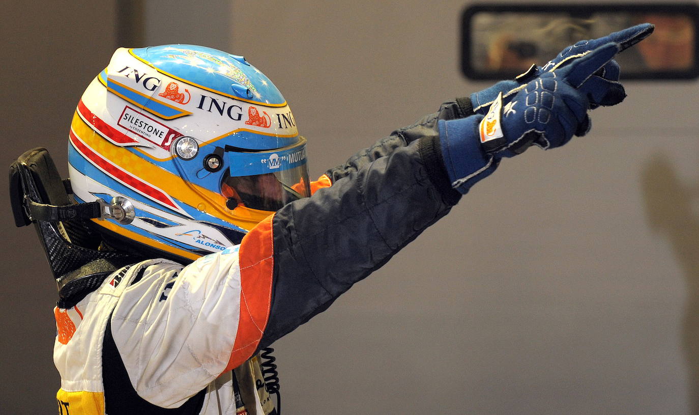 28/09/2008 | Fernando Alonso celebra el triunfo subido en el coche nada más terminar la carrera del Gran Premio de Singapur de Fórmula 1 