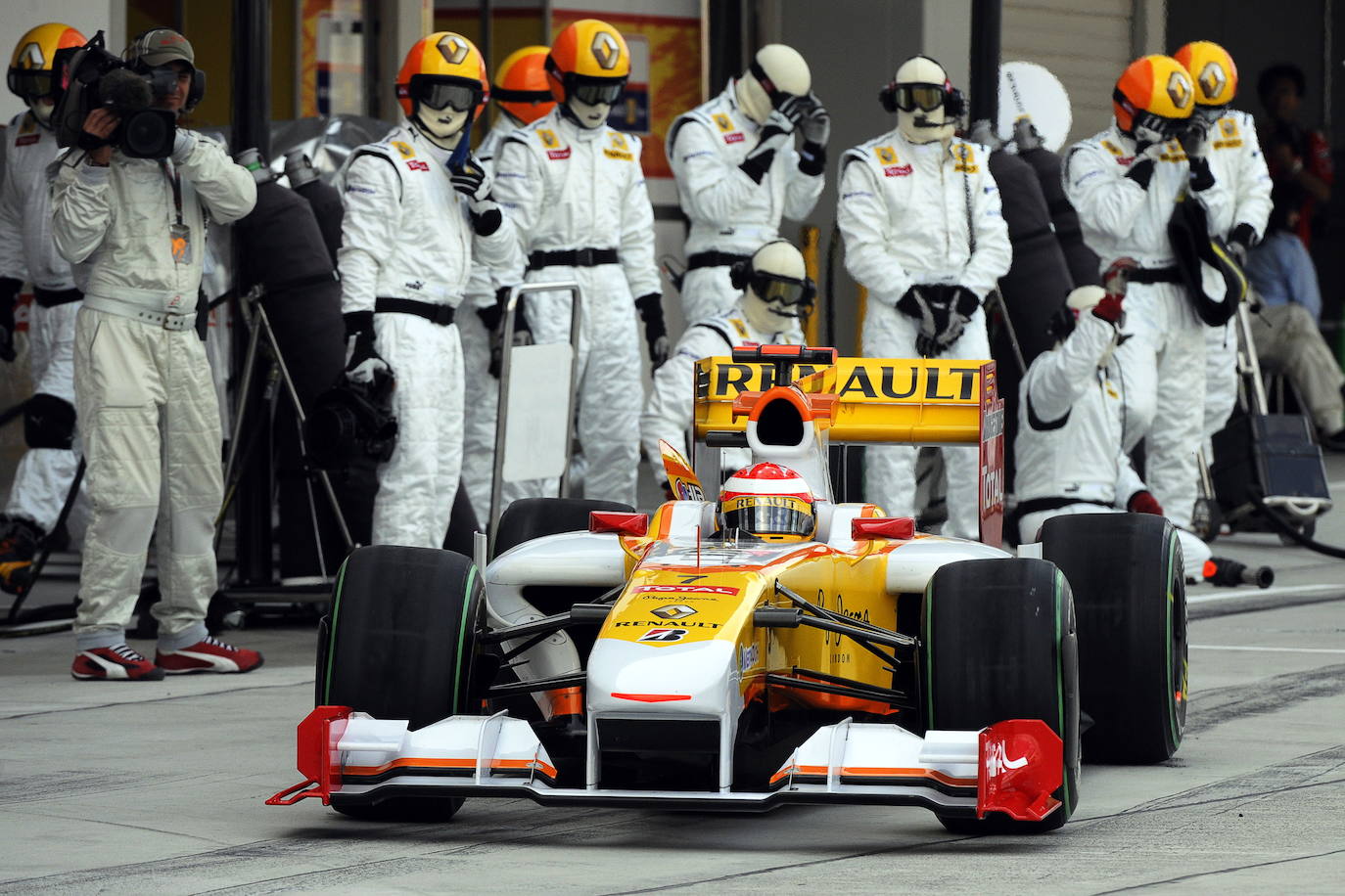 03/10/2009 | El piloto asturiano, durante una parada en boxes en la sesión de calificación del Gran Premio de Fórmula 1 de Japón en el Circuito Suzuka. 