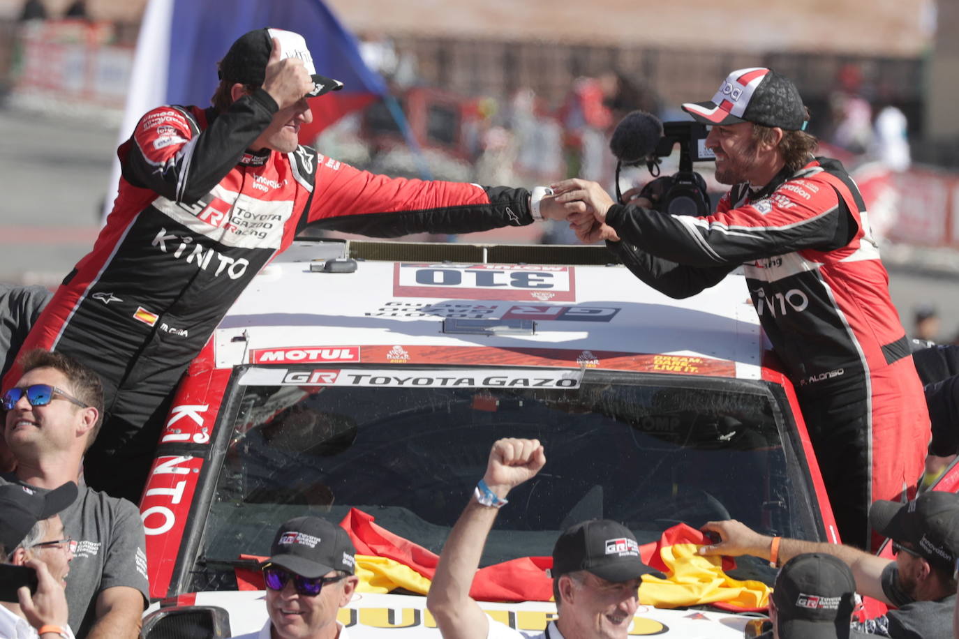 17/01/2020 | Fernando Alonso y Marc Coma, de Toyota Gazoo Racing, celebran su 13º puesto en el Rally Dakar 2020 —el primero del piloto asturiano—. 