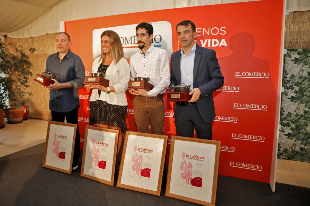 Albert Adrià, Tamara Tamargo, Ricardo Fernández y Marcos Granda, ganadores de las Calderetas de Don Calixto 2019, con sus premios acreditativos. 