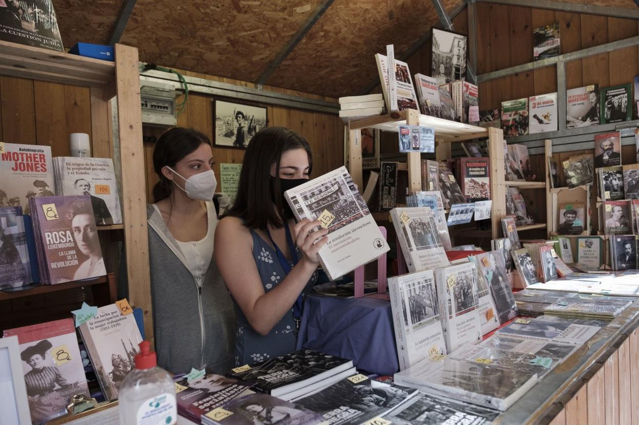 Ana Fernández y Alicia Mourelle, en el puesto de la Fundación Federico Engels en la Semana Negra. 