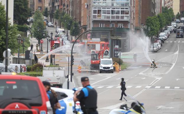 Efectivos de emergencia trabajan en la avenida del Mar de Oviedo, donde se ha detectado una fuga de gas.