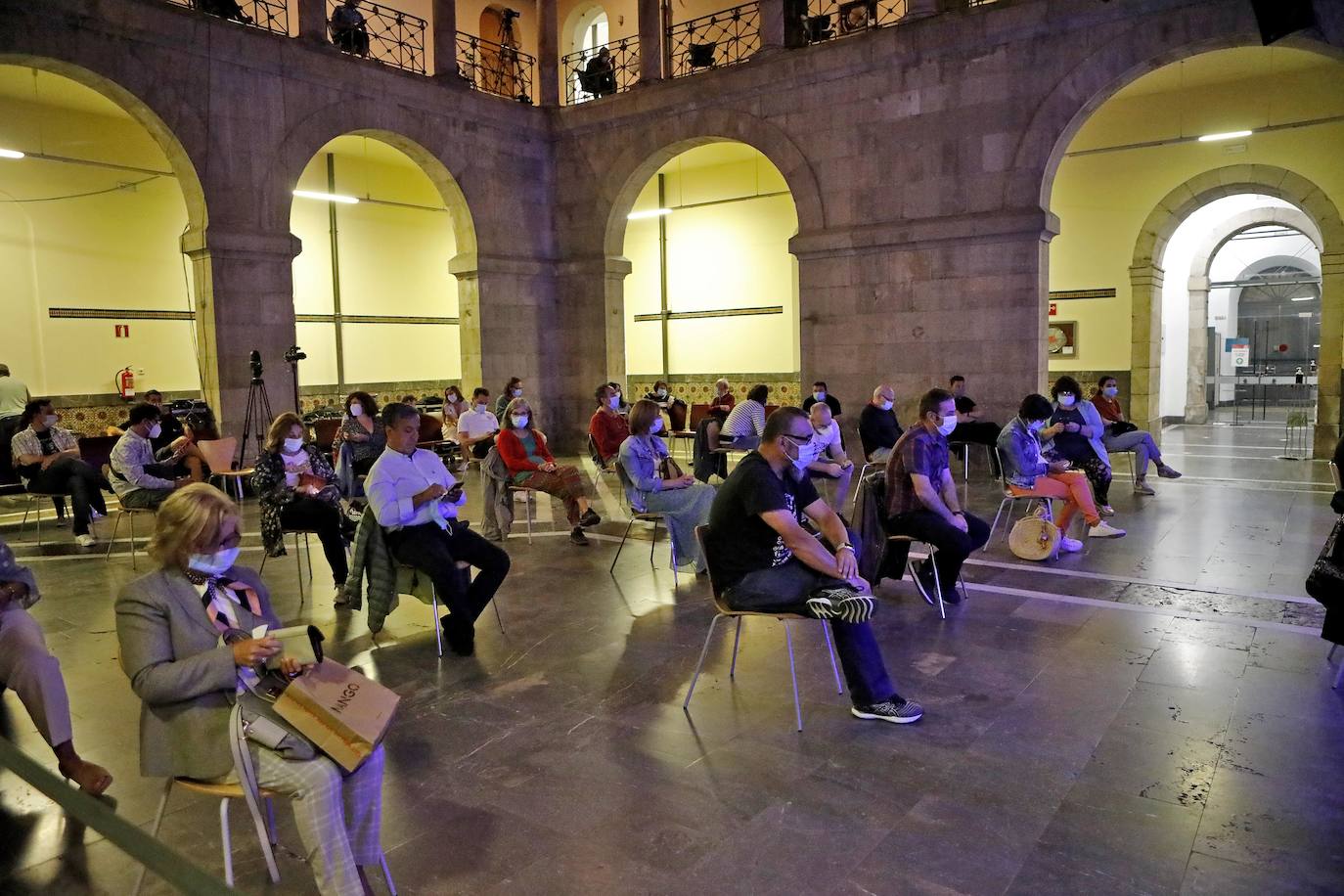 La tonada, y mucho más, sonó ayer en el Antiguo Instituto. La invitada de lujo, Anabel Santiago, quien demostró como ha sabido llevar la tradición más pura a los territorios más modernos, gracias a la fusión de estilos.