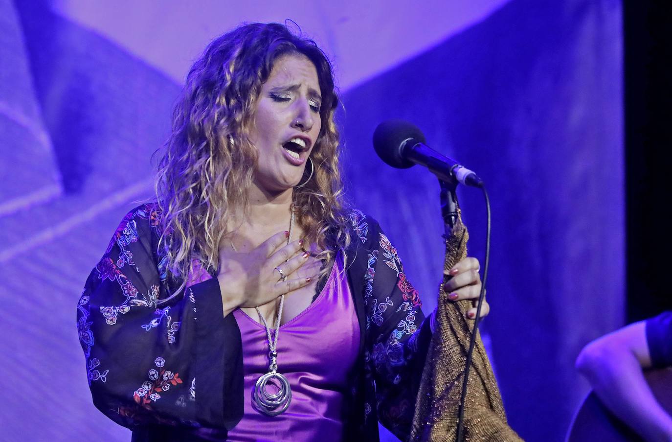 La tonada, y mucho más, sonó ayer en el Antiguo Instituto. La invitada de lujo, Anabel Santiago, quien demostró como ha sabido llevar la tradición más pura a los territorios más modernos, gracias a la fusión de estilos.