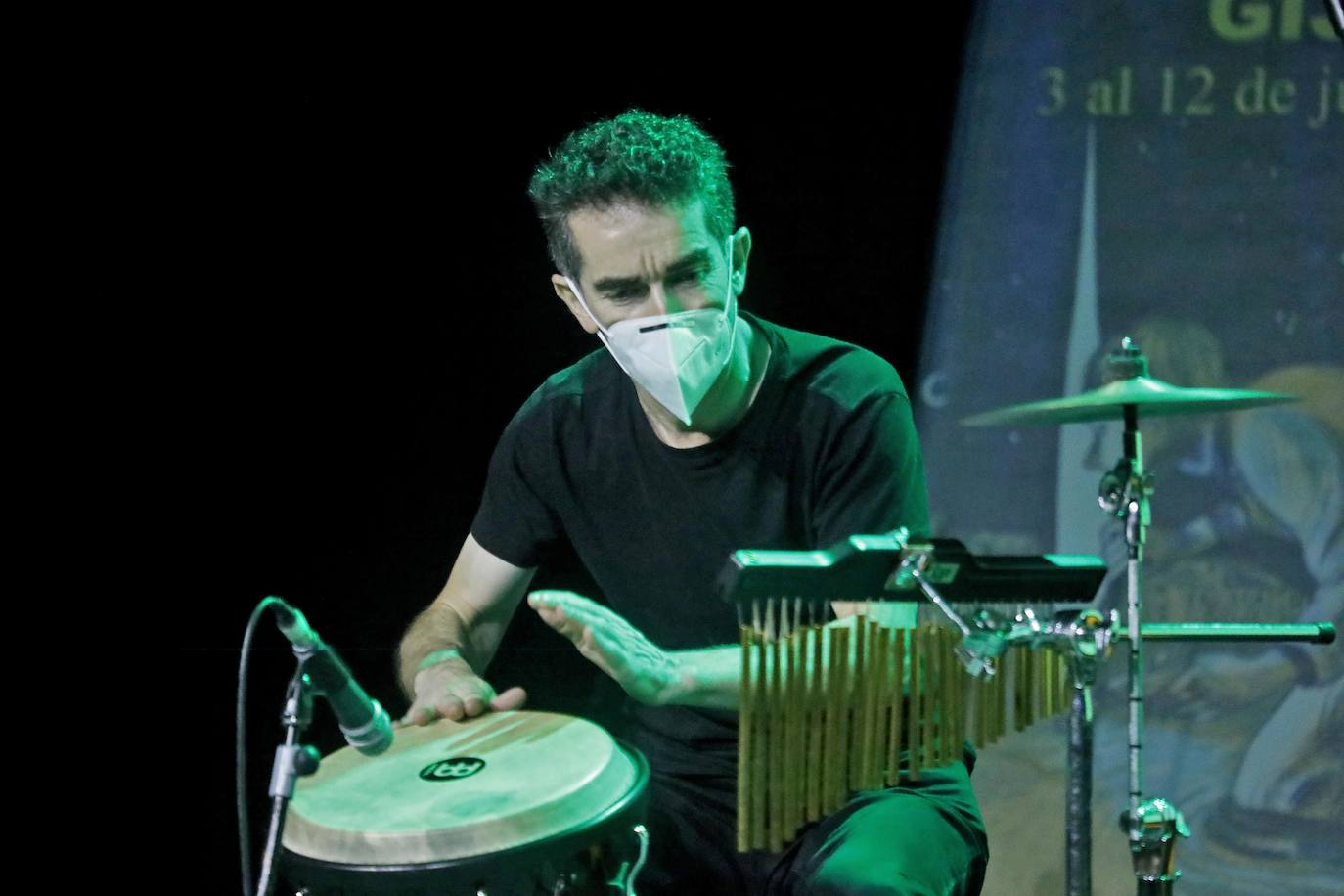 La tonada, y mucho más, sonó ayer en el Antiguo Instituto. La invitada de lujo, Anabel Santiago, quien demostró como ha sabido llevar la tradición más pura a los territorios más modernos, gracias a la fusión de estilos.