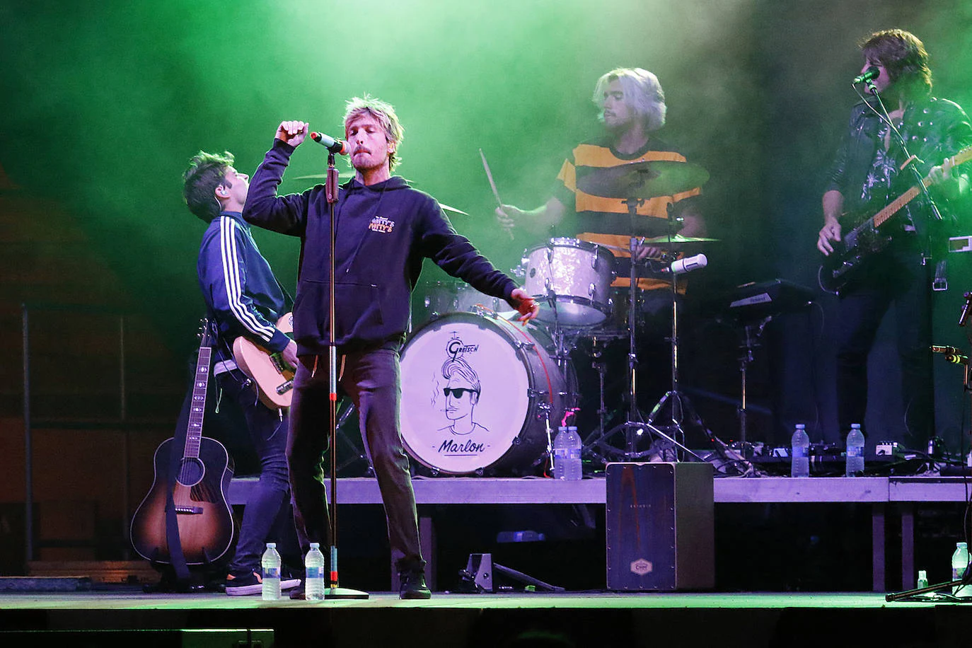 La trayectoria del grupo asturiano Marlon sigue en modo ascendente, tras su éxito de la mano de Rulo y la Contrabanda en el concierto que ofrecieron en junio en un autocine madrileño, el primero con ese formato tras la pandemia en España, cuyos ingresos donaron al Banco de Alimentos. Anoche recalaban, como hiceran también sus compañeros de escenario aquel día, en la plaza de toros de El Bibio, en Gijón, limitada a 800 plazas, llena para la ocasión y con una nueva canción, compuesta durante el confinamiento, en el bolsillo: 'De L.A. a Nueva York'. Adrián Roma (Voz y líder de la banda), Juanín (guitarra y coros) y Jorge (Bajo) son el corazón de la banda, que recibió los aplausos del respetable, que iluminó con sus teléfonos móviles la plaza y coreó sus canciones, herederas del pop español de los 80 y el británico de los 60.