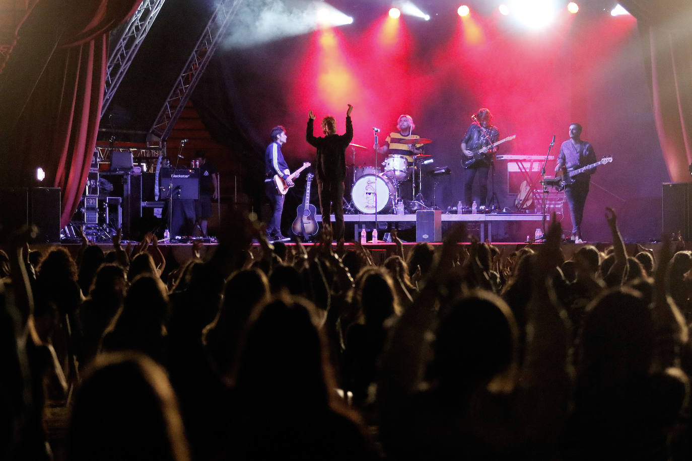 La trayectoria del grupo asturiano Marlon sigue en modo ascendente, tras su éxito de la mano de Rulo y la Contrabanda en el concierto que ofrecieron en junio en un autocine madrileño, el primero con ese formato tras la pandemia en España, cuyos ingresos donaron al Banco de Alimentos. Anoche recalaban, como hiceran también sus compañeros de escenario aquel día, en la plaza de toros de El Bibio, en Gijón, limitada a 800 plazas, llena para la ocasión y con una nueva canción, compuesta durante el confinamiento, en el bolsillo: 'De L.A. a Nueva York'. Adrián Roma (Voz y líder de la banda), Juanín (guitarra y coros) y Jorge (Bajo) son el corazón de la banda, que recibió los aplausos del respetable, que iluminó con sus teléfonos móviles la plaza y coreó sus canciones, herederas del pop español de los 80 y el británico de los 60.