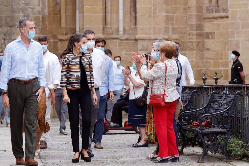 Don Felipe y doña Letizia iniciaron su periplo en Canarias como primer destino de su gira por todo el país tras el confinamiento. Después han viajado a Baleares, Andalucía, Castilla La-Macha, Comunidad Valenciana, a la Región de Murcia, Aragón y a La Rioja. Los Reyes visitarán todas las comunidades autónomas de España con el objetivo de apoyar al turismo después de la pandemia. 