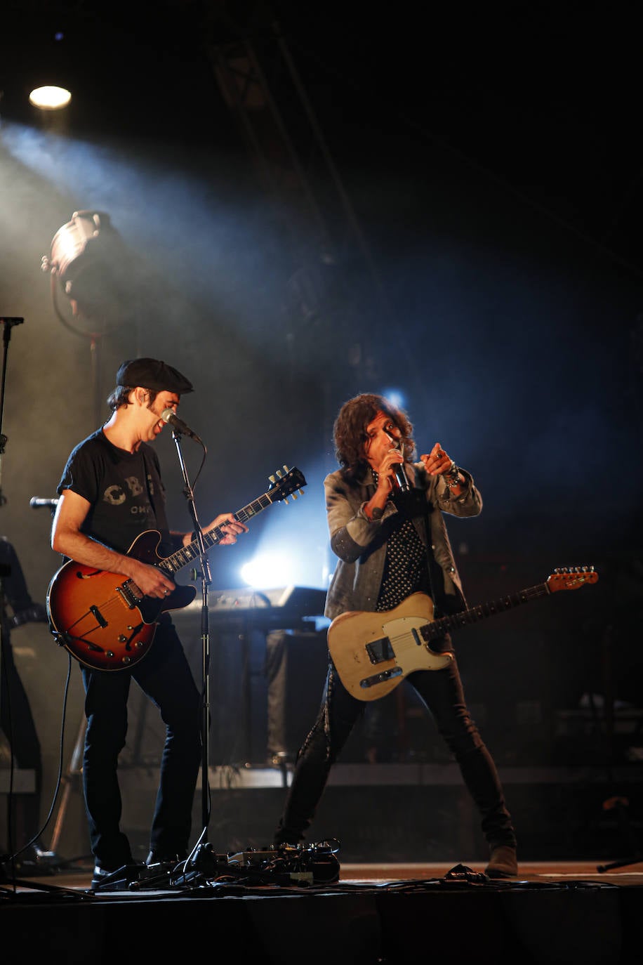 Alrededor de 400 personas se acercaron a probar su música en la ya habitual formación de sillas separadas por metro y medio del verano gijonés.