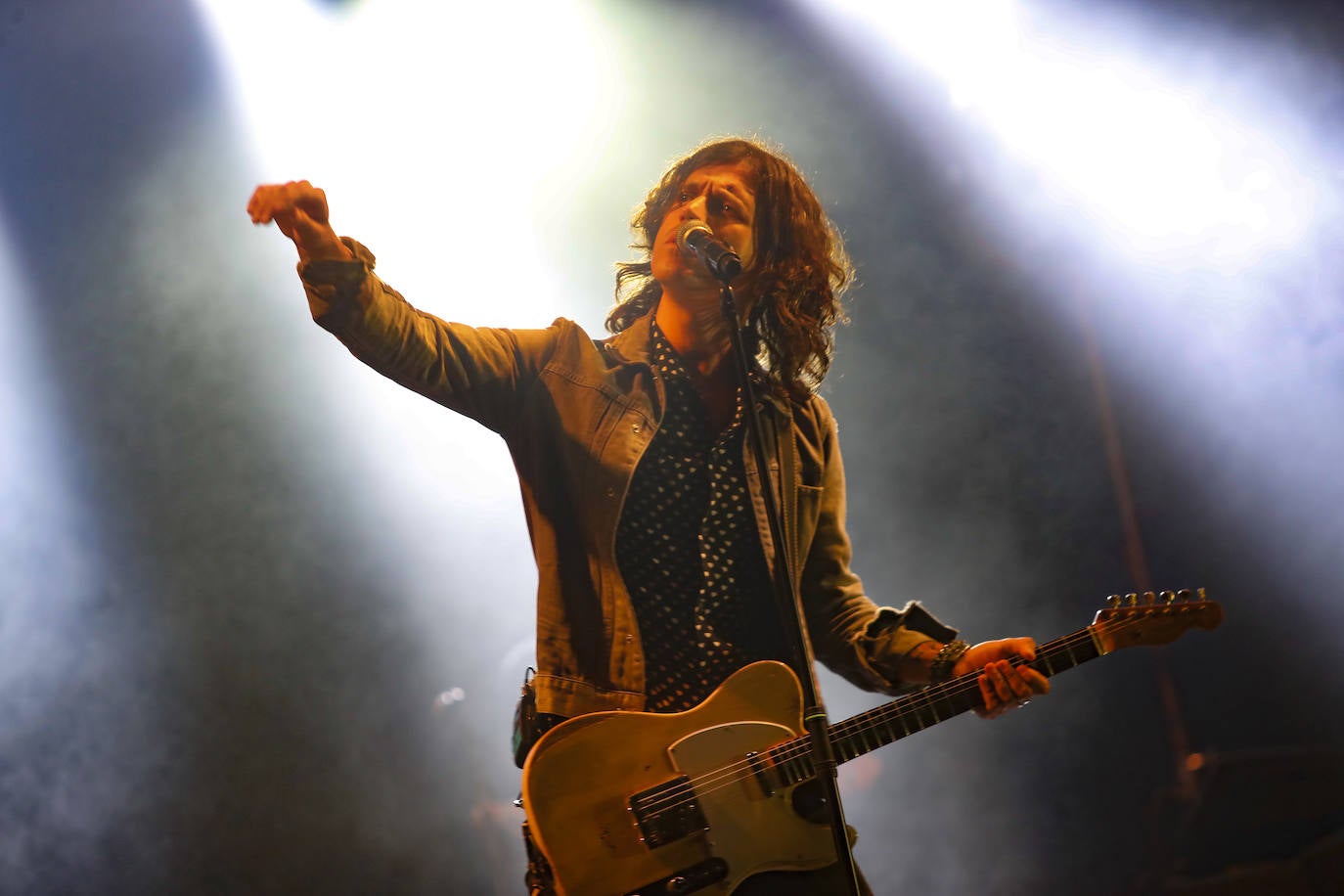 Alrededor de 400 personas se acercaron a probar su música en la ya habitual formación de sillas separadas por metro y medio del verano gijonés.