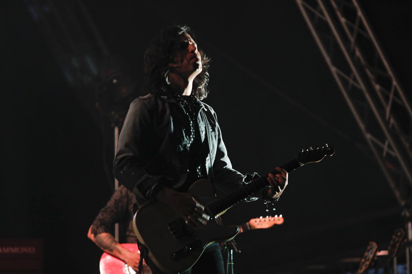 Alrededor de 400 personas se acercaron a probar su música en la ya habitual formación de sillas separadas por metro y medio del verano gijonés.