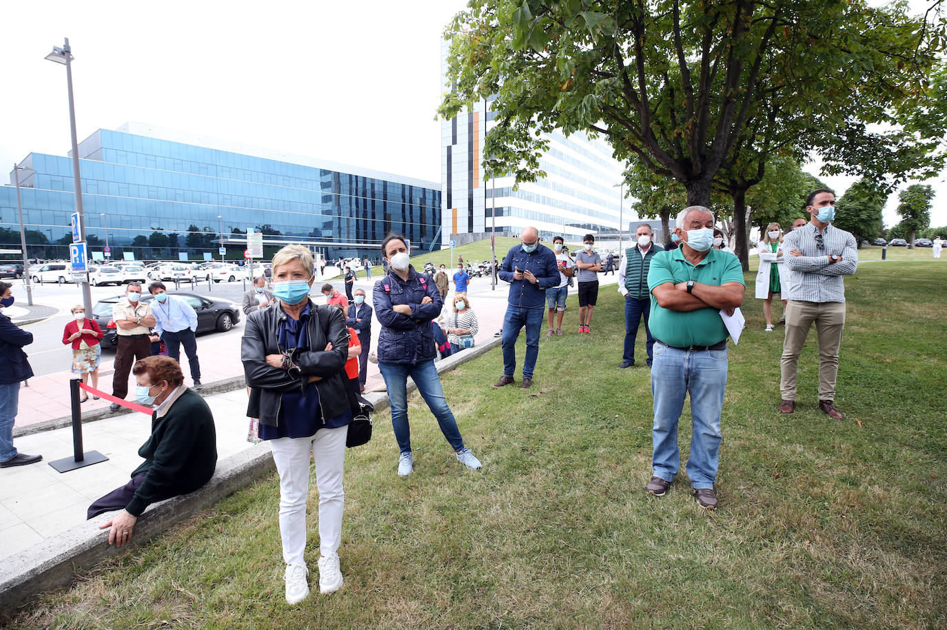 El Principado de Asturias, con su presidente Adrián barbón a la cabeza, ha rendido este viernes un sentido homenaje a las víctimas del coronavirus en la región. Todas ellas permanecerán para siempre en la memoria con los cinco tejos y la placa que desde hoy permanecen en las inmediaciones del Hospital Central Universitario, HUCA.