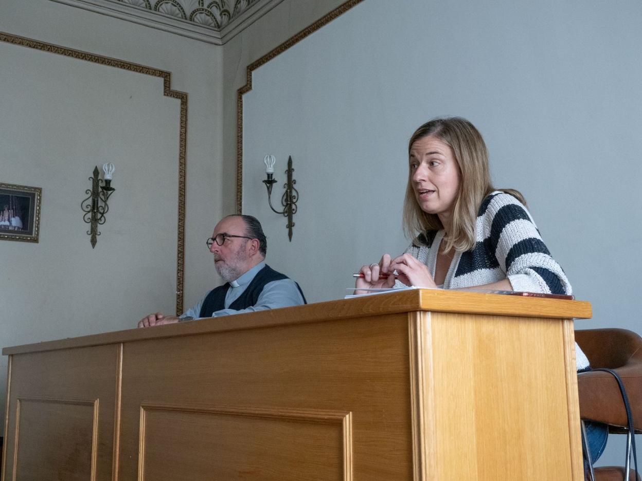 Vicente Pañeda y Sonia Artime, ayer durante la presentación de la memoria de Cáritas. 