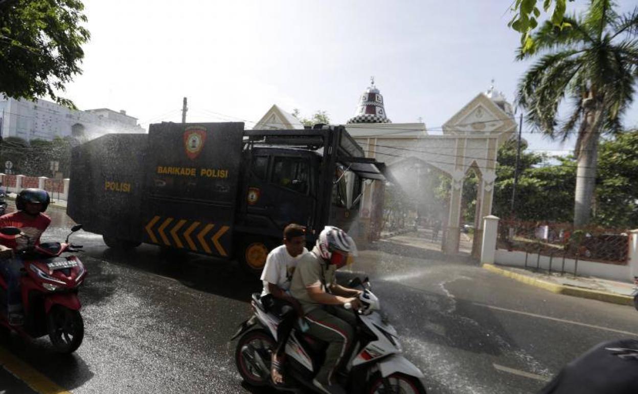 Polémica en Indonesia por imponer el velo a las mujeres contra el coronavirus