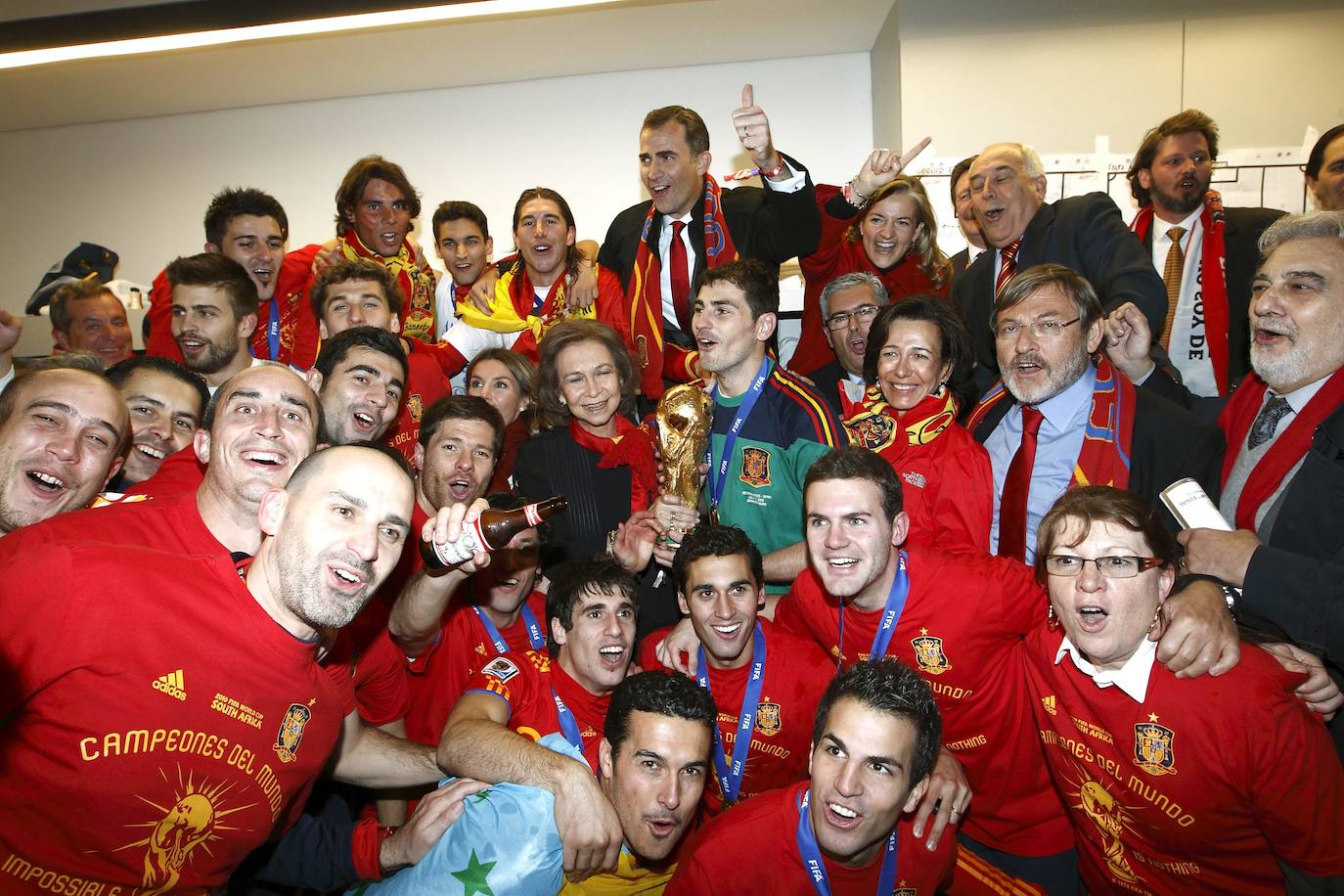 1 de julio de 2010. Estadio Soccer City de Johannesburgo. Fecha y escenario imborrable para la historia del fútbol español. Este sábado se celebra el décimo aniversario del día en que la Roja alcanzó la cima del mundo. España, tras noventa años de sinsabores, de encadenar decepciones y frustraciones, se proclamaba por fin campeona mundial. Un gol de Andrés Iniesta a los 116 minutos, con un disparo cruzado, sellaba el 1-0 sobre Holanda que coronaba a una generación dorada que 'levantó' Luis Aragonés para devolverla al centro europeo dos años antes en Viena y que después guió con su templanza Vicente del Bosque. 