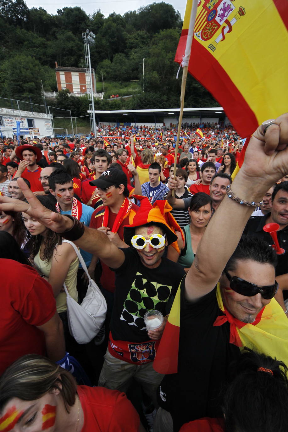 1 de julio de 2010. Estadio Soccer City de Johannesburgo. Fecha y escenario imborrable para la historia del fútbol español. Este sábado se celebra el décimo aniversario del día en que la Roja alcanzó la cima del mundo. España, tras noventa años de sinsabores, de encadenar decepciones y frustraciones, se proclamaba por fin campeona mundial. Un gol de Andrés Iniesta a los 116 minutos, con un disparo cruzado, sellaba el 1-0 sobre Holanda que coronaba a una generación dorada que 'levantó' Luis Aragonés para devolverla al centro europeo dos años antes en Viena y que después guió con su templanza Vicente del Bosque. 