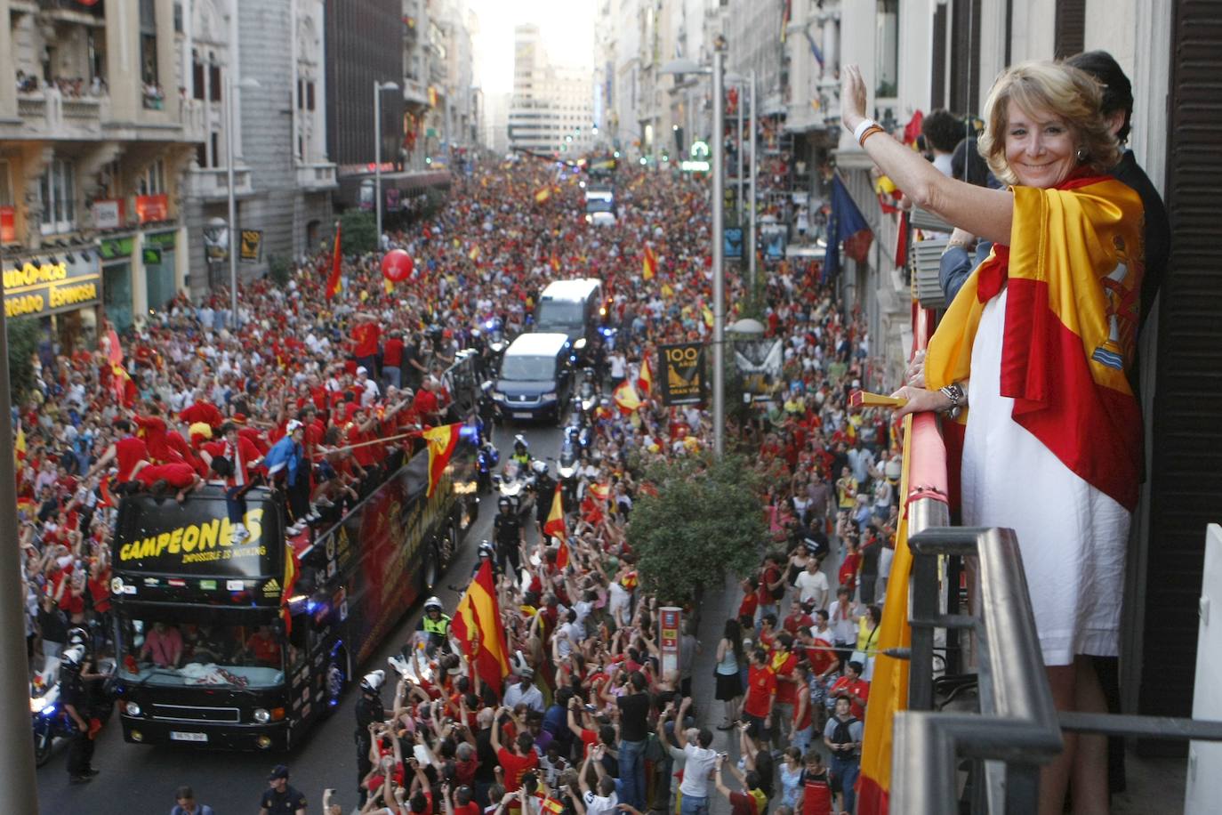 1 de julio de 2010. Estadio Soccer City de Johannesburgo. Fecha y escenario imborrable para la historia del fútbol español. Este sábado se celebra el décimo aniversario del día en que la Roja alcanzó la cima del mundo. España, tras noventa años de sinsabores, de encadenar decepciones y frustraciones, se proclamaba por fin campeona mundial. Un gol de Andrés Iniesta a los 116 minutos, con un disparo cruzado, sellaba el 1-0 sobre Holanda que coronaba a una generación dorada que 'levantó' Luis Aragonés para devolverla al centro europeo dos años antes en Viena y que después guió con su templanza Vicente del Bosque. 