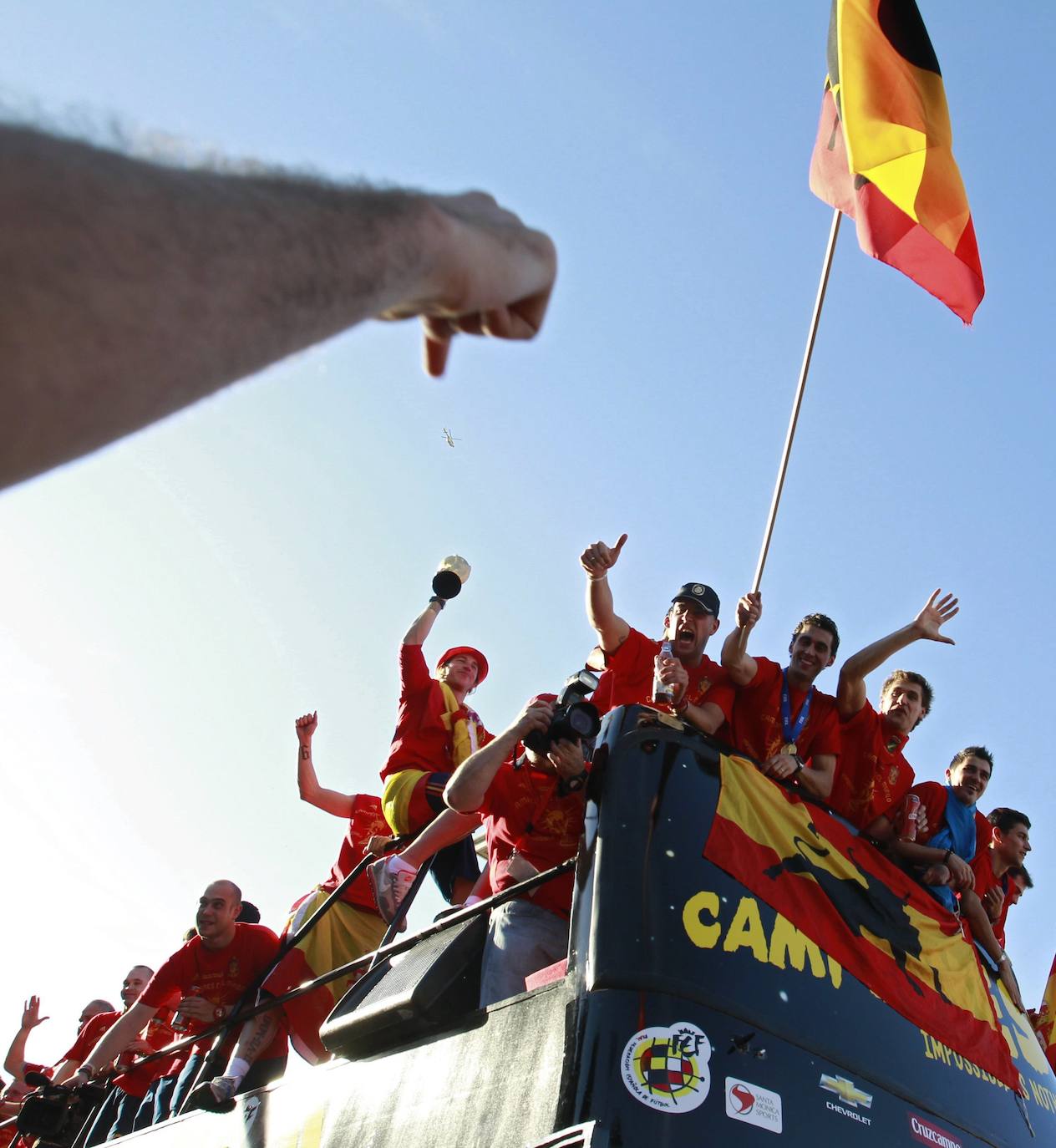 1 de julio de 2010. Estadio Soccer City de Johannesburgo. Fecha y escenario imborrable para la historia del fútbol español. Este sábado se celebra el décimo aniversario del día en que la Roja alcanzó la cima del mundo. España, tras noventa años de sinsabores, de encadenar decepciones y frustraciones, se proclamaba por fin campeona mundial. Un gol de Andrés Iniesta a los 116 minutos, con un disparo cruzado, sellaba el 1-0 sobre Holanda que coronaba a una generación dorada que 'levantó' Luis Aragonés para devolverla al centro europeo dos años antes en Viena y que después guió con su templanza Vicente del Bosque. 