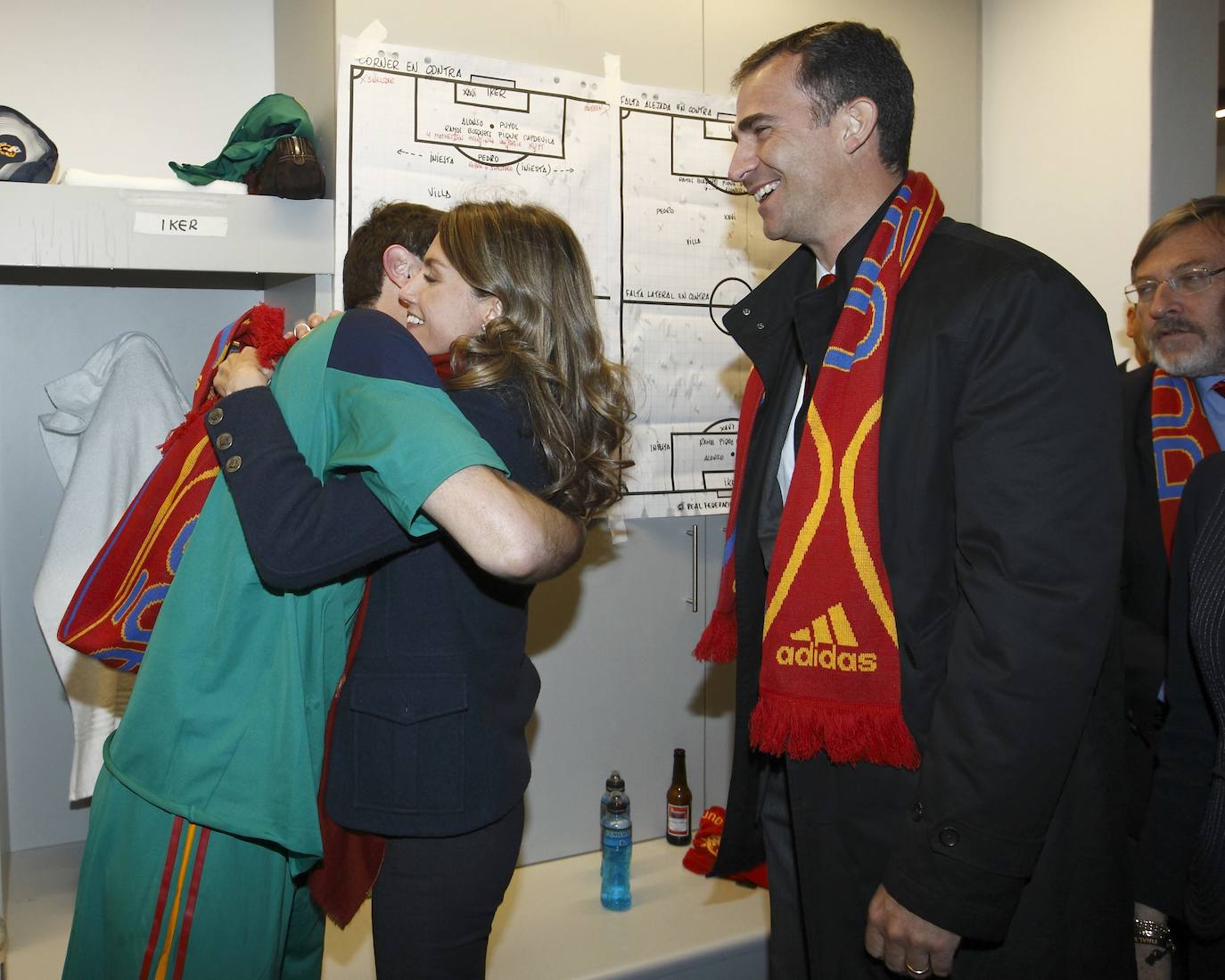 1 de julio de 2010. Estadio Soccer City de Johannesburgo. Fecha y escenario imborrable para la historia del fútbol español. Este sábado se celebra el décimo aniversario del día en que la Roja alcanzó la cima del mundo. España, tras noventa años de sinsabores, de encadenar decepciones y frustraciones, se proclamaba por fin campeona mundial. Un gol de Andrés Iniesta a los 116 minutos, con un disparo cruzado, sellaba el 1-0 sobre Holanda que coronaba a una generación dorada que 'levantó' Luis Aragonés para devolverla al centro europeo dos años antes en Viena y que después guió con su templanza Vicente del Bosque. 