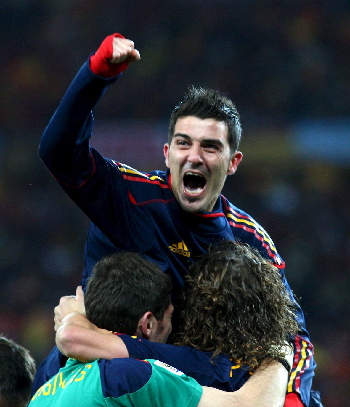 1 de julio de 2010. Estadio Soccer City de Johannesburgo. Fecha y escenario imborrable para la historia del fútbol español. Este sábado se celebra el décimo aniversario del día en que la Roja alcanzó la cima del mundo. España, tras noventa años de sinsabores, de encadenar decepciones y frustraciones, se proclamaba por fin campeona mundial. Un gol de Andrés Iniesta a los 116 minutos, con un disparo cruzado, sellaba el 1-0 sobre Holanda que coronaba a una generación dorada que 'levantó' Luis Aragonés para devolverla al centro europeo dos años antes en Viena y que después guió con su templanza Vicente del Bosque. 