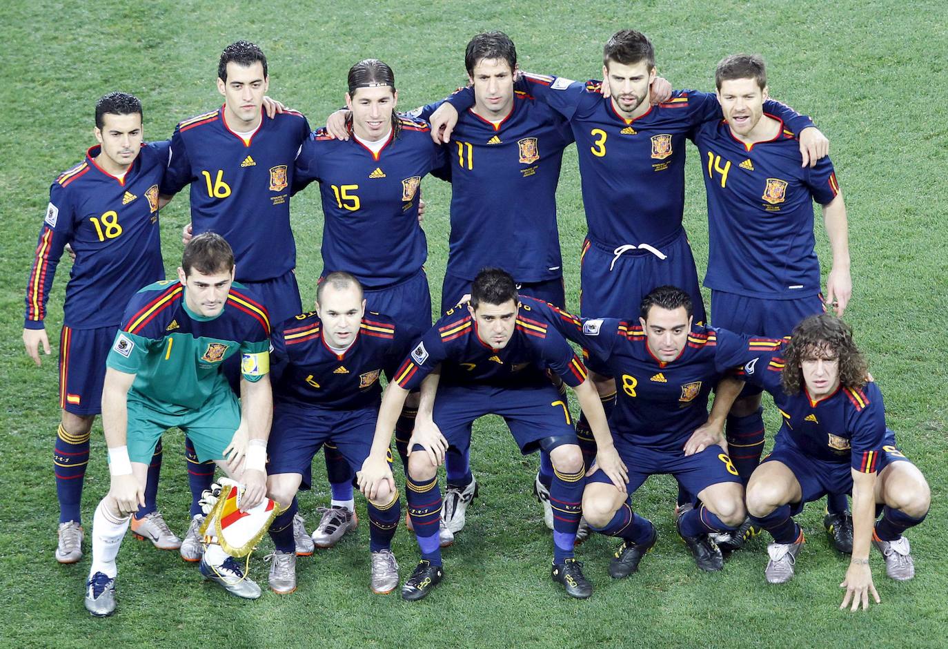 1 de julio de 2010. Estadio Soccer City de Johannesburgo. Fecha y escenario imborrable para la historia del fútbol español. Este sábado se celebra el décimo aniversario del día en que la Roja alcanzó la cima del mundo. España, tras noventa años de sinsabores, de encadenar decepciones y frustraciones, se proclamaba por fin campeona mundial. Un gol de Andrés Iniesta a los 116 minutos, con un disparo cruzado, sellaba el 1-0 sobre Holanda que coronaba a una generación dorada que 'levantó' Luis Aragonés para devolverla al centro europeo dos años antes en Viena y que después guió con su templanza Vicente del Bosque. 