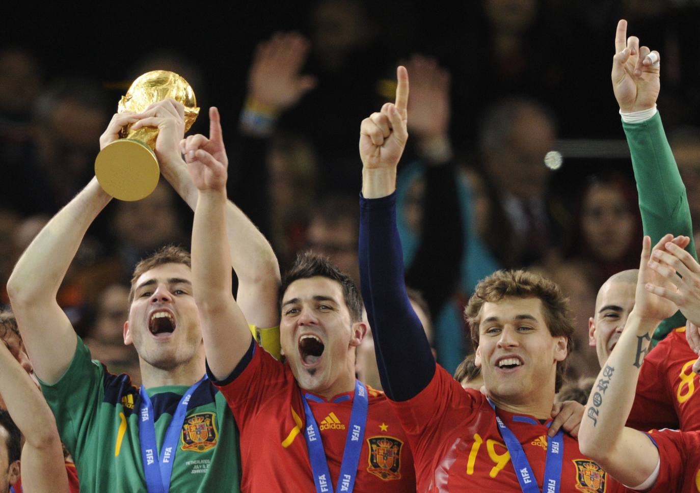 1 de julio de 2010. Estadio Soccer City de Johannesburgo. Fecha y escenario imborrable para la historia del fútbol español. Este sábado se celebra el décimo aniversario del día en que la Roja alcanzó la cima del mundo. España, tras noventa años de sinsabores, de encadenar decepciones y frustraciones, se proclamaba por fin campeona mundial. Un gol de Andrés Iniesta a los 116 minutos, con un disparo cruzado, sellaba el 1-0 sobre Holanda que coronaba a una generación dorada que 'levantó' Luis Aragonés para devolverla al centro europeo dos años antes en Viena y que después guió con su templanza Vicente del Bosque. 