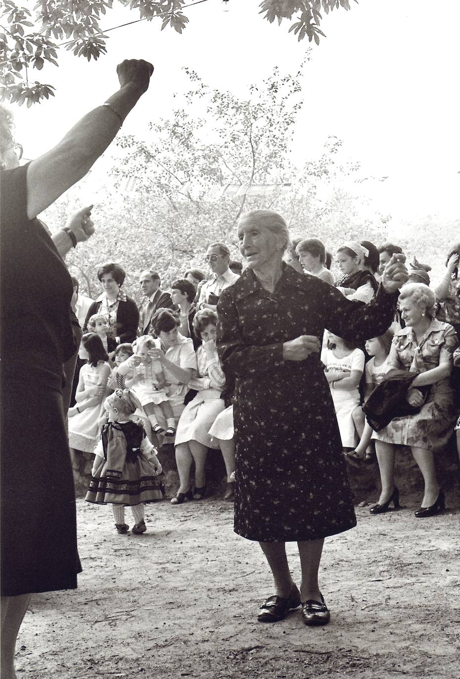 Se ha inaugurado en el Museo Etnográfico del Oriente de Asturias, en Porrúa (Llanes), la exposición 'Juan Ardisana. Fotografías del oriente de Asturias, 1977-1990', organizada por este museo y el Muséu del Pueblu d'Asturies, dentro de las actividades de la Red de Museos Etnográficos de Asturias. En esta exposición se muestra por primera vez al público la obra más personal de este fotógrafo aficionado, riosellano de nacimiento y llanisco de adopción, que pocas fiestas del oriente asturiano dejó por recorrer. Se exponen 46 positivos fotográficos en blanco y negro y color, así como un audiovisual con cincuenta fotografías, que se han seleccionado del fondo fotográfico que Juan Ardisana ha donado al Muséu del Pueblu d'Asturies, formado en la actualidad por un total de 215 fotografías.